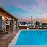 Mek Zadarvillas *