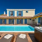Βίλα Mek Zadarvillas
