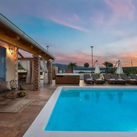 Mek Zadarvillas *