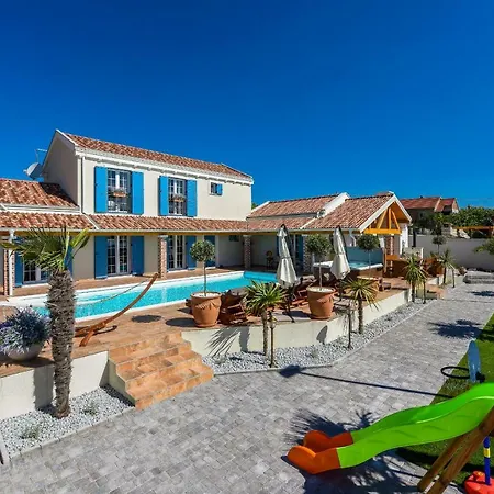 Mek Zadarvillas